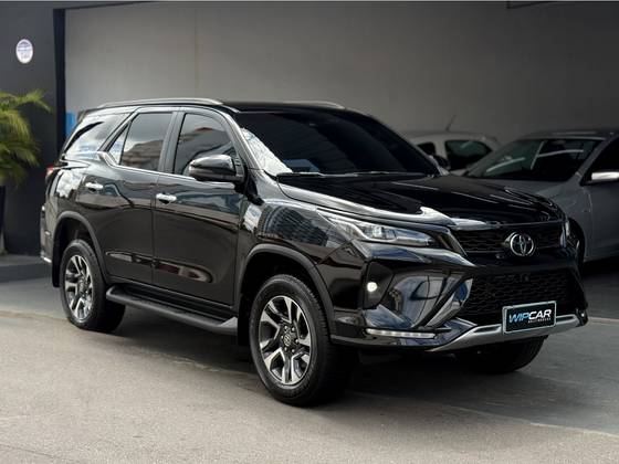 TOYOTA HILUX SW4 2.8 D-4D TURBO DIESEL SRX PLATINUM 7L 4X4 AUTOMÁTICO